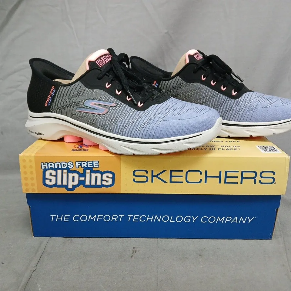 BOXED PAIR OF SKECHERS LACE UP TRAINERS IN BLACK/LILAC GRADIENT SIZE 7