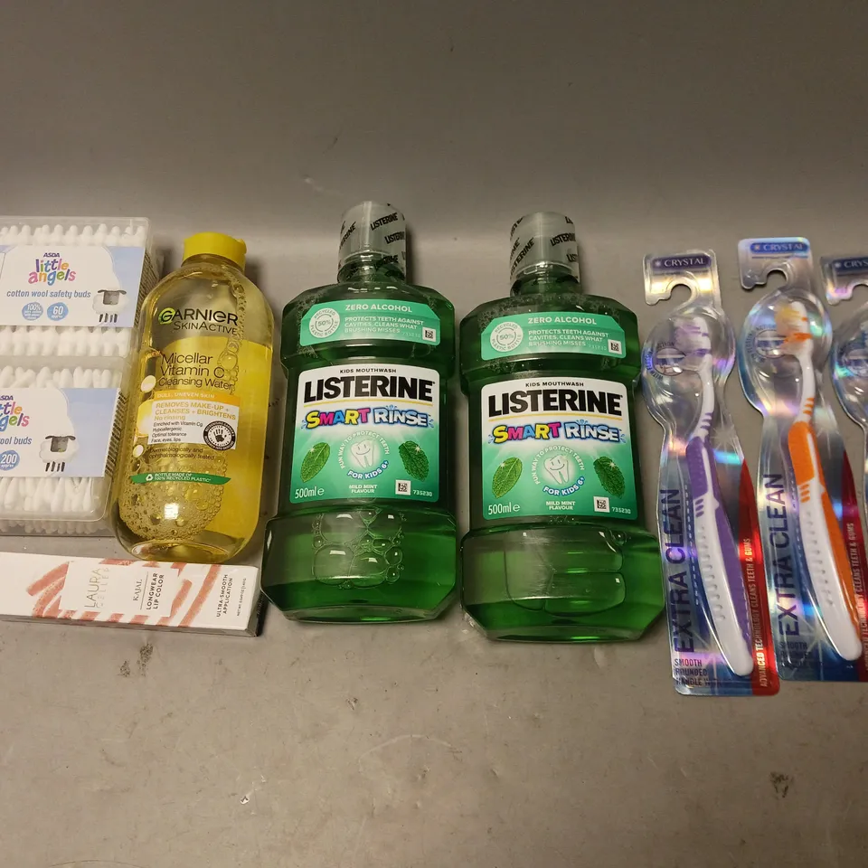 BOX OF APPROXIMATELY 15 COSMETIC ITEMS TO INCLUDE LISTERINE, TOOTHBRUSHES, AND COTTON BUDS ETC. 