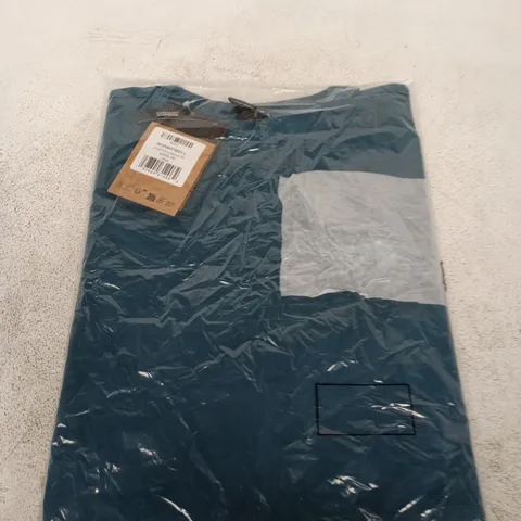 BAGGED THE NORTH FACE VERTICAL LOGO TEE - SIZE L