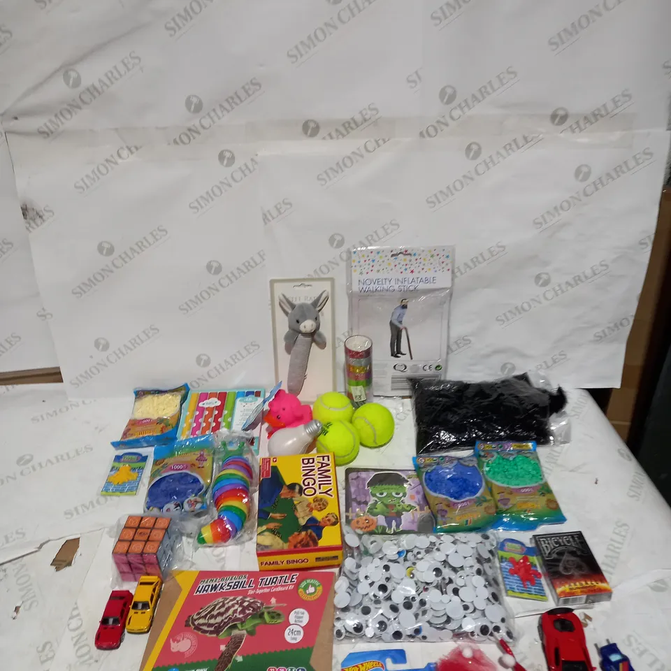 LOT OF APPROXIMATELY 20 ASSORTED TOYS AND GAMES TO INCLUDE BINGO, COLORING PENS AND TEDDIES
