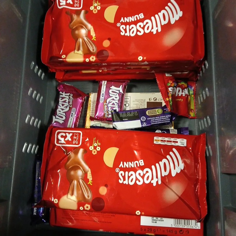 APPROXIMATELY 12 ASSORTED FOOD & DRINK ITEMS TO INCLUDE - GALAXY SMOOTH MILK - MALTEASERS BUNNY - CADBURY BISCOFF CHOCOLATE - ETC
