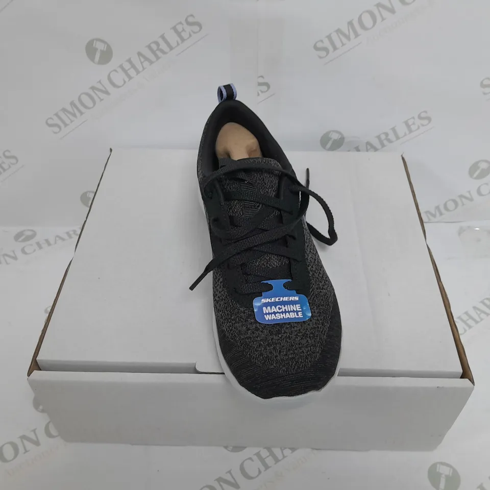 BOXED PAIR OF SKECHERS ARCH FIT TRAINERS IN BLACK SIZE 3.5 