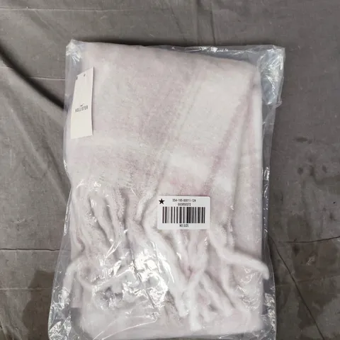 BAGGED HOLLISTER SCARF IN PINK