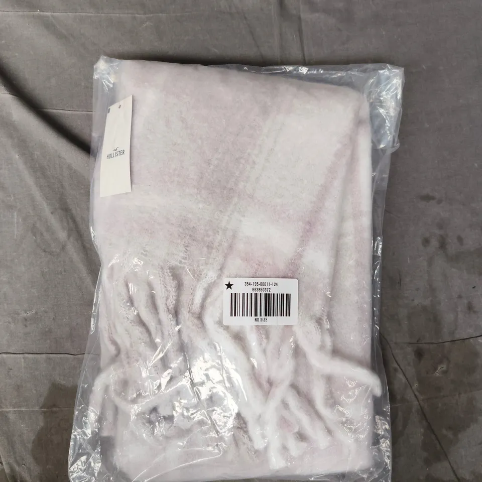 BAGGED HOLLISTER SCARF IN PINK