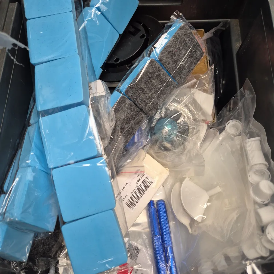 APPROXIMATELY 12 ASSORTED HOUSEHOLD ITEMS TO INCLUDE - POP REUSABLE GLASS STRAWS - DOG LEAD - BOND IT HA6 SILICONE SEALANT - ETC