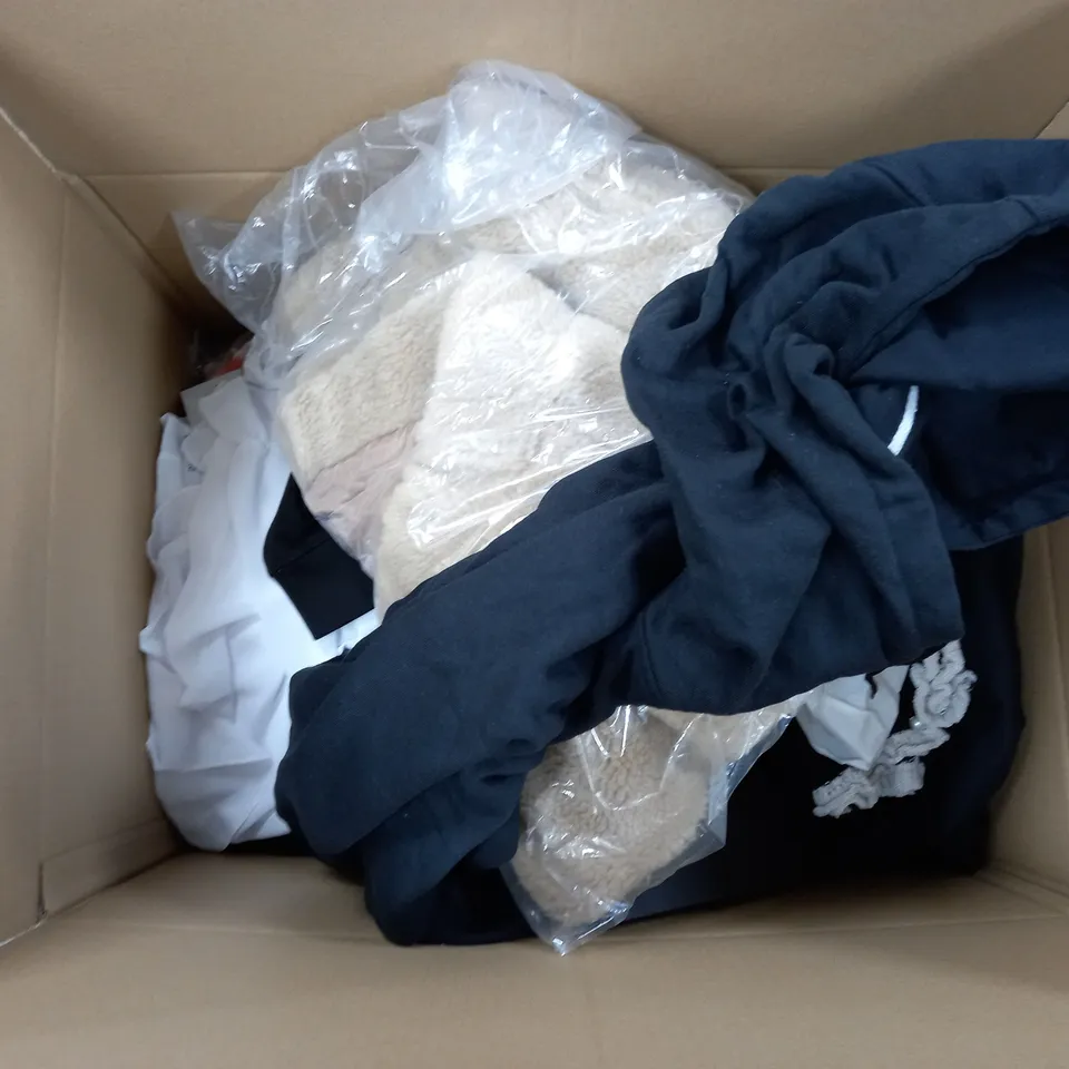 APPROXIMATELY 25 ASSORTED CLOTHING ITEMS IN VARIOUS SIZES TO INCLUDE HATS, PANT, TOPS, ETC
