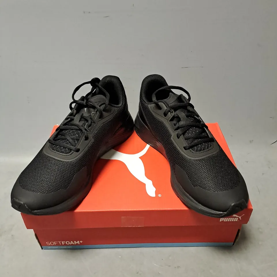 BOXED PAIR OF PUMA DISPERSE TECH TRAINERS IN BLACK SIZE 7