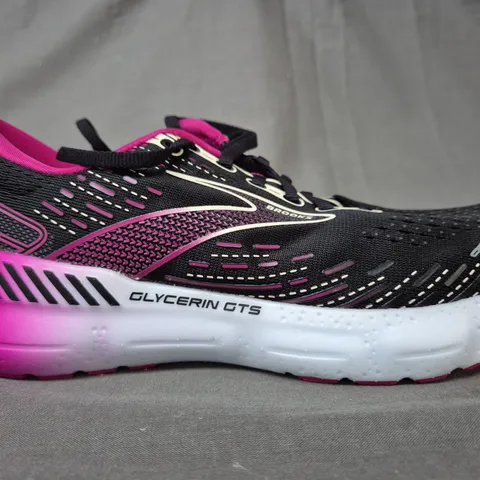 BOXED PAIR OF BROOKS WOMEN'S GLYCERINE GTS 20 SHOES IN BLACK/FUCHSIA UK SIZE 6.5