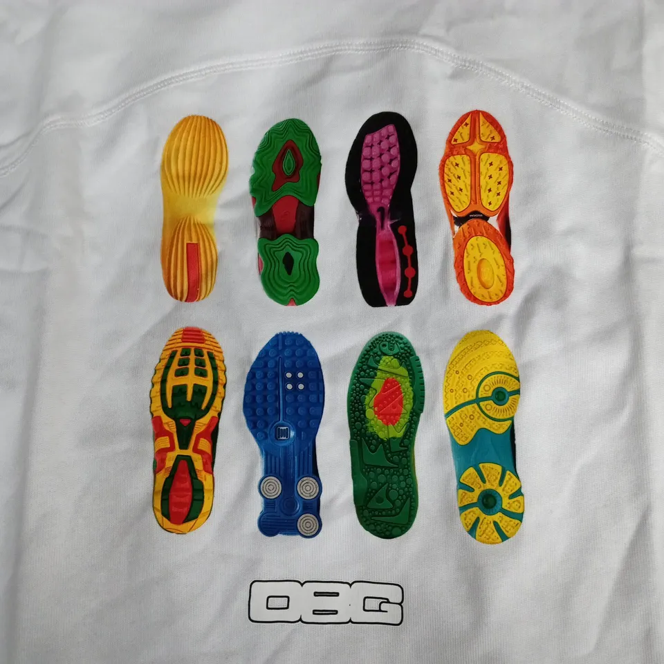 DIRTBAG WHITE T-SHIRT WITH MULTICOLOUR FOOTPRINT PRINT – SIZE M