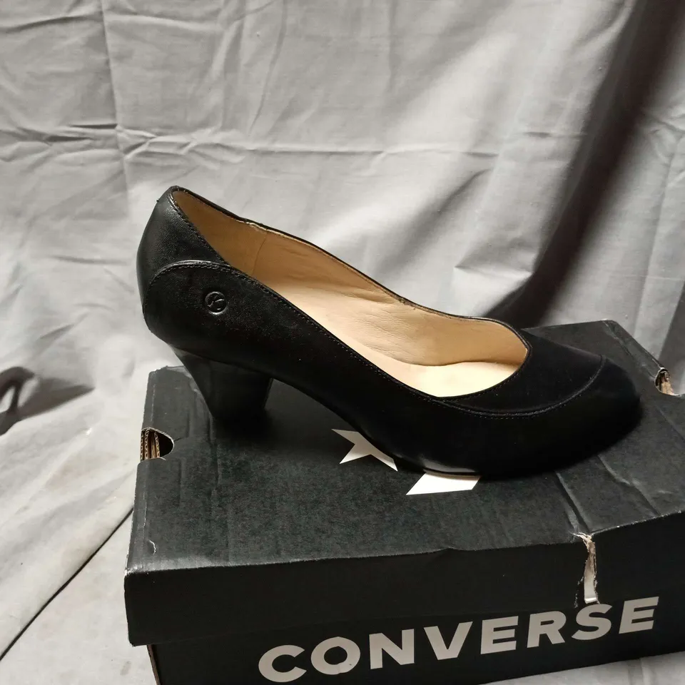 BOXED PAIR OF UNBRANDED WOMEN'S BLACK  MID-HEEL COURT PUMPS - SIZE 6
