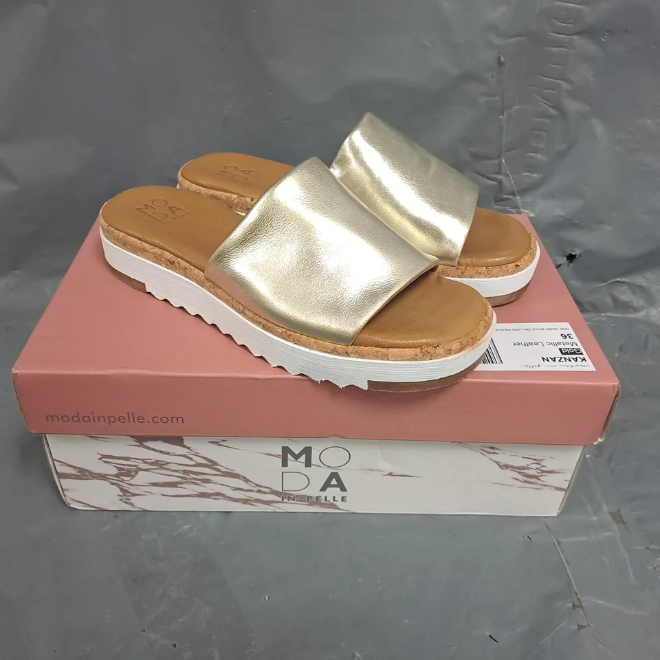 BOXED PAIR OF MODA IN PELLE METALLIC LEATHER ONE BAND MULE IN GOLD COLOUR - SIZE 36