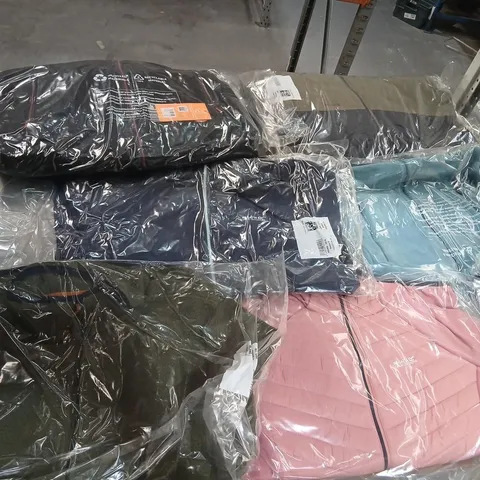 APPROXIMATELY 15 ITEMS OF ASSORTED REGATTA/DARE2B CLOTHING AND ACCESSORIES