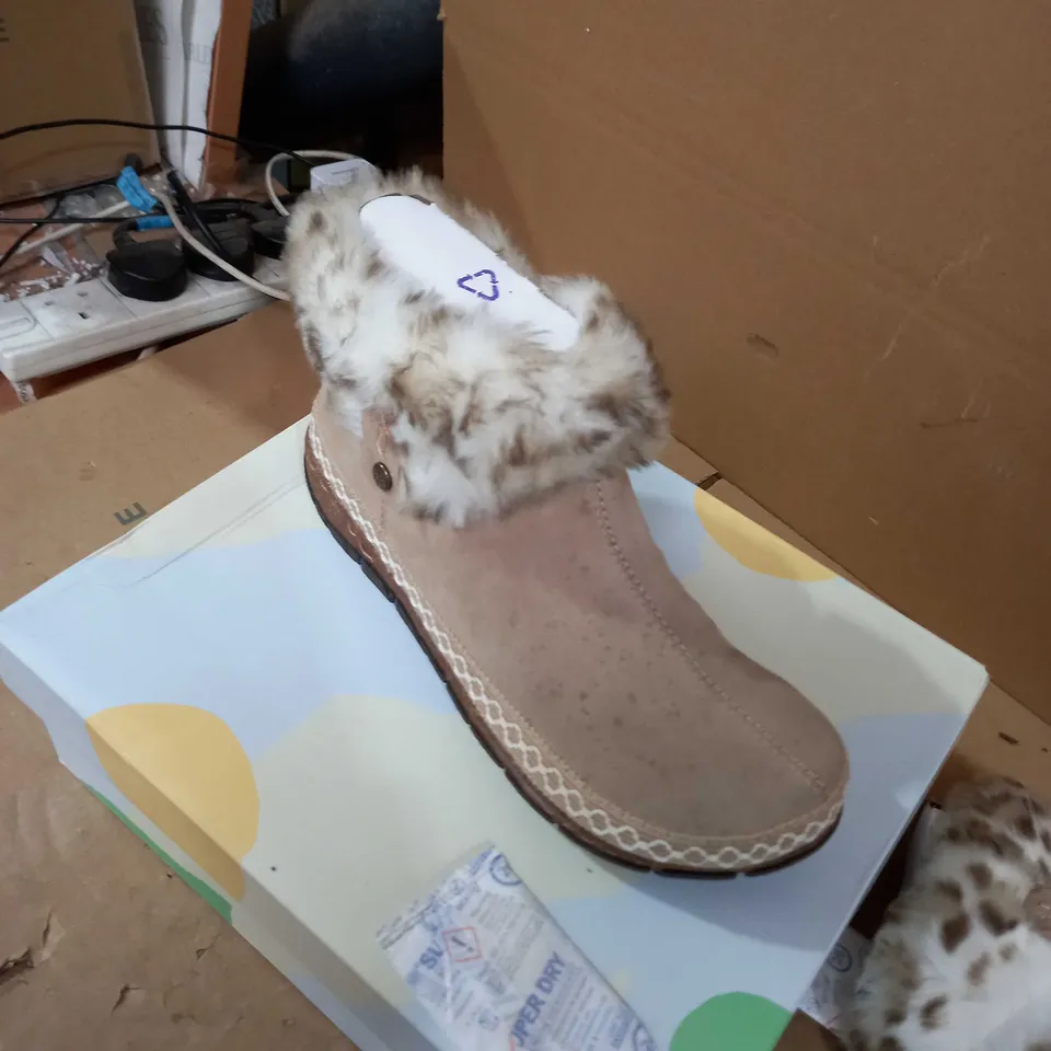 EARTH ORIGIN LIGHT BROWN BOOTS SIZE 8 