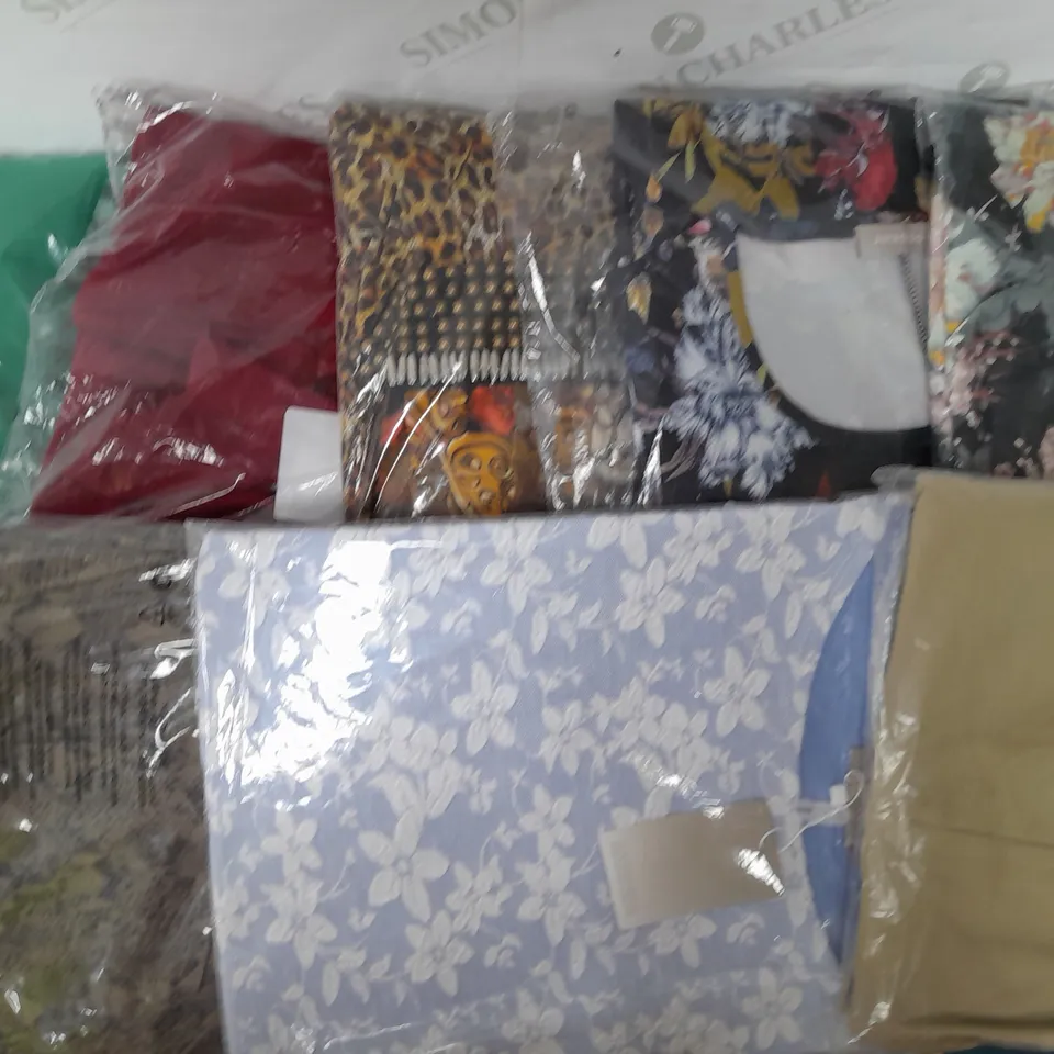LOT OF APPROX 16 CLOTHING ITEMS IN VARIOUS STYLES, COLOURS AND SIZES 