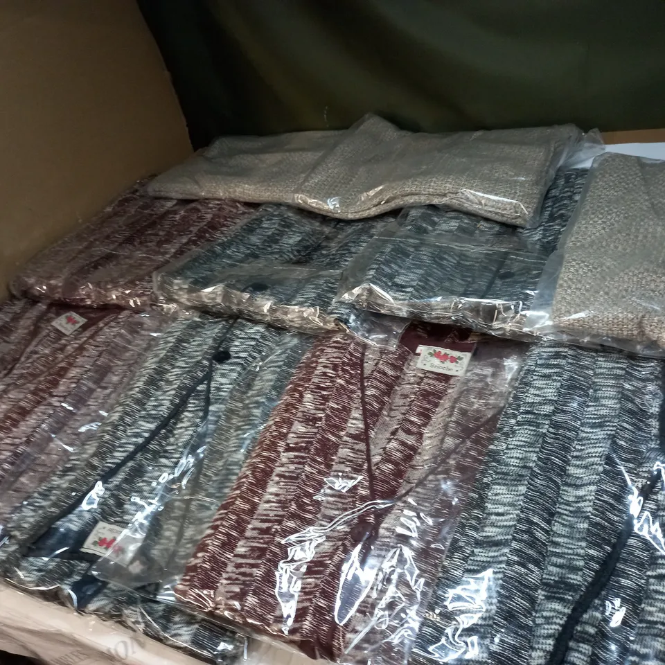 LOT OF APPROX 10 ASSORTED CLOTHING ITEMS IN VARIOUS SIZES