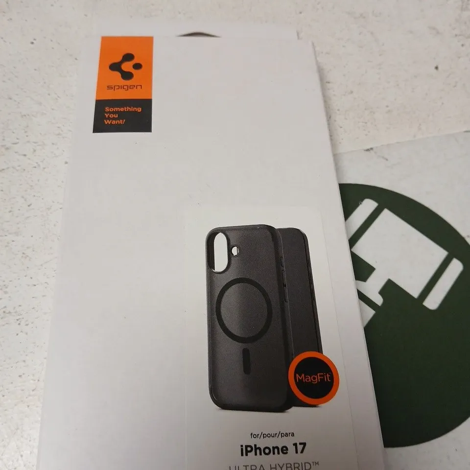 BOX OF APPROXIMATELY 20 ASSORTED MOBILE PHONE ITEMS INCLUDING INCELL 14PRO MAX SCREEN PROTECTOR , HIGH QUALITY SCREEN REPLACEMENT AND IPHONE 17 PHONE CASE 