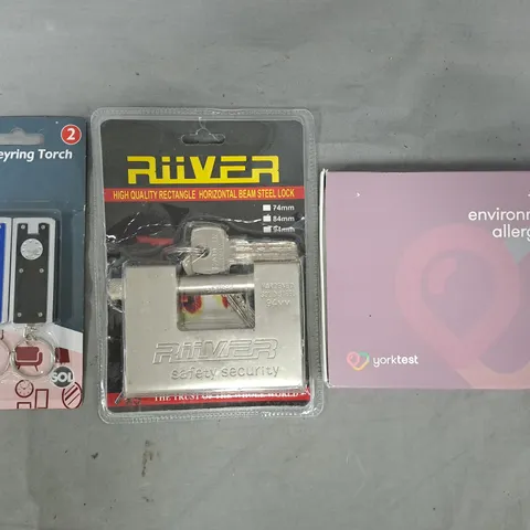 APPROXIMATELY 10 ASSORTED HOUSEHOLD ITEMS TO INCLUDE STEEL LOCK, KEYRING TORCH, ETC