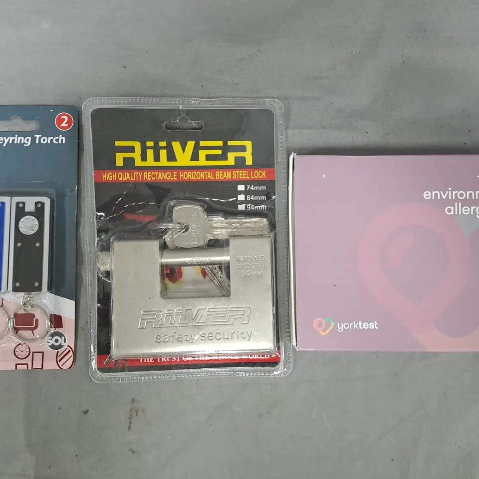 APPROXIMATELY 10 ASSORTED HOUSEHOLD ITEMS TO INCLUDE STEEL LOCK, KEYRING TORCH, ETC