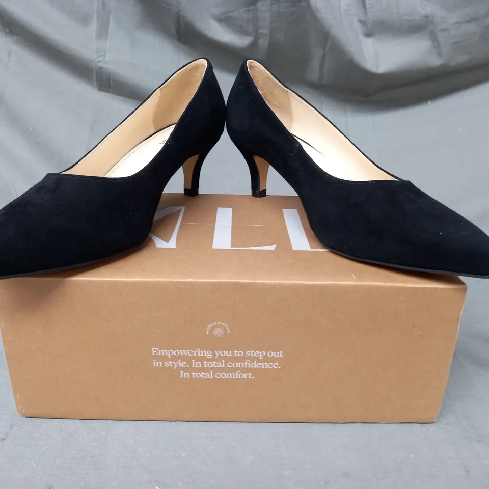 BOXED PAIR OF CALLA POINTED TOE LOW HEELED SHOES IN BLACK EU SIZE 39.5