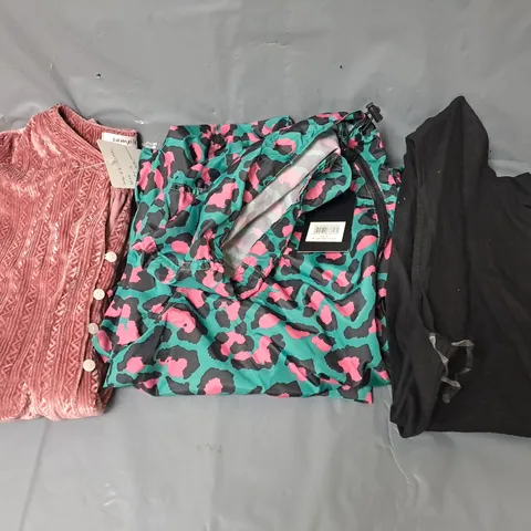 APPROXIMATELY 20 ASSORTED CLOTHING ITEMS TO INCLUDE JUMPERS, TOPS AND JACKETS