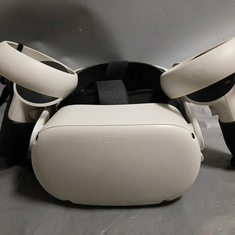 OCULUS QUEST 2 IN WHITE VR HEADSET WITH CONTROLLERS & CASE