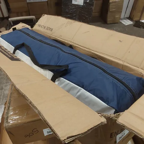 BOXED BEACH TENT - WHITE/BLUE