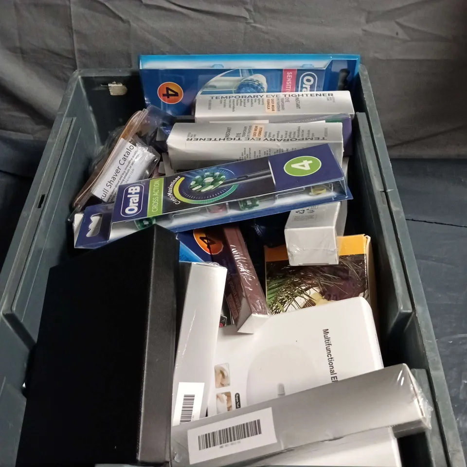 APPROXIMATELY 25 ASSORTED HEALTH & BEAUTY ITEMS INCLUDING ELECTRIC SHAVER HEAD , WATERPROOF EYELINER AND TEMPORARY EYE TIGHTENER 