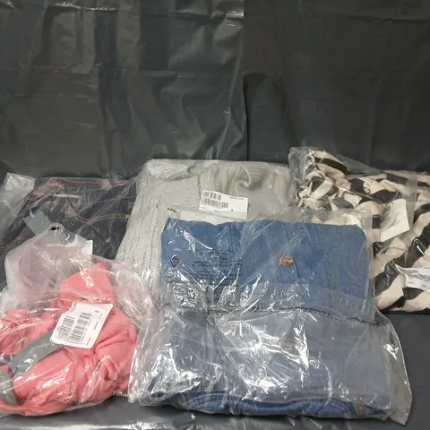 APPROXIMATELY 50 ASSORTED CLOTHING ITEMS IN VARIOUS STYLES, SIZES & COLOURS TO INCLUDE JEANS, TOPS, JACKETS, ETC