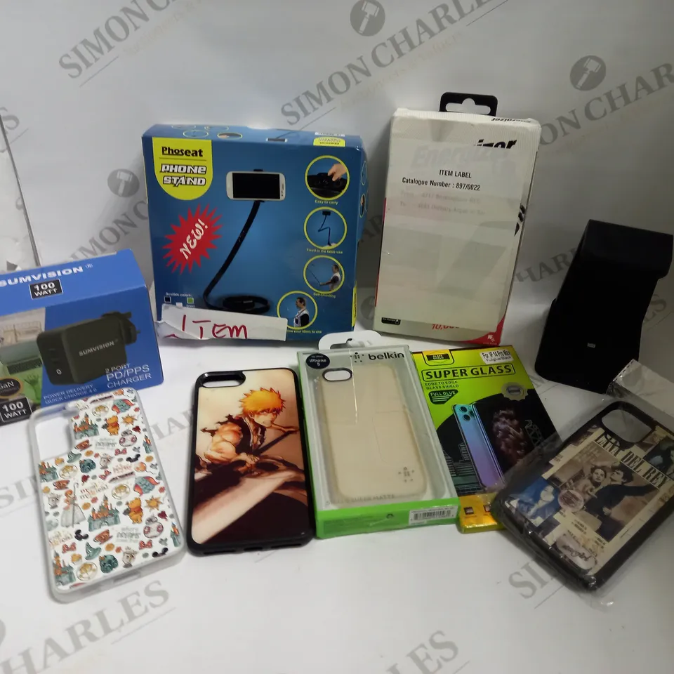 BOX OF APPROX 10 ITEMS INCLUDING ASSORTED PHONE CASES, SCREEN PROTECTORS AND WIRELESS CHARGING BASE