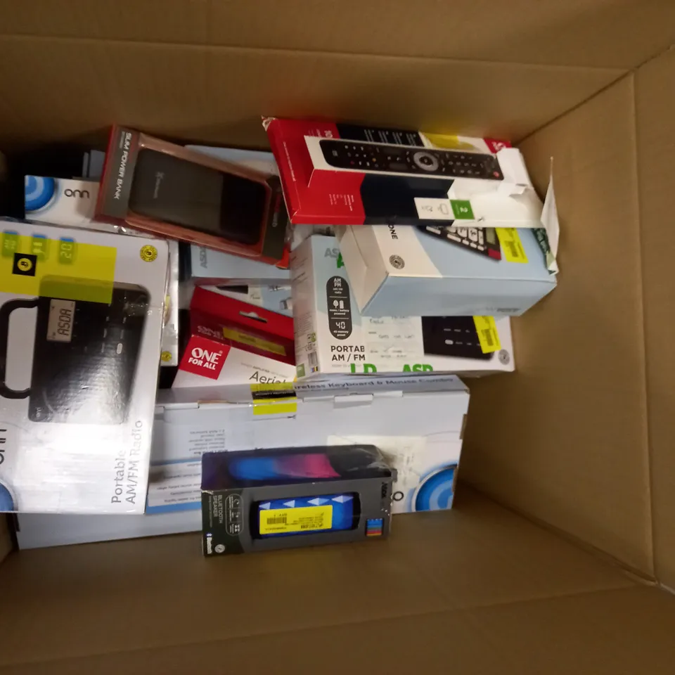 LOT OF APPROX 20 ASSORTED ELECTRICAL ITEMS TO INCLUDE POWER BANK, USB CABLE, UNIVERSAL LONG ARM WINDSHEILD MOUNT ETC