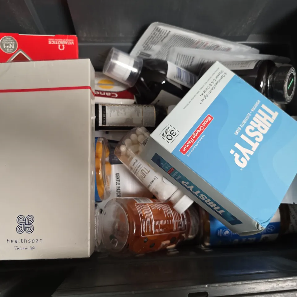 APPROXIMATELY 15 ASSORTED VITAMIN/HEALTH AID PRODUCTS TO INCLUDE THIRSTY? BLOOD ORANGE ELECTROLYTES, ELAVATE FEMALE MULTIVITAMINS, CAPSACARE PAIN RELIEF CREAM, ETC - COLLECTION ONLY