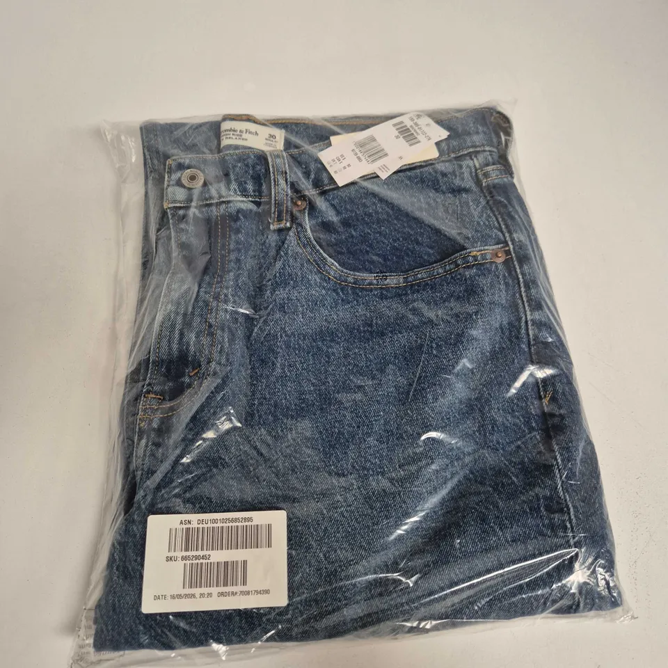 BAGGED ABERCROMBIE & FITCH HIGH RISE 90S RELAXED JEANS IN NAVY - SIZE 30
