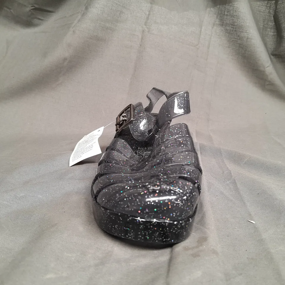 BOX OF APPROX 20 ASPIRE GREY GLITTER HEELED SANDALS IN VARIOUS SIZES