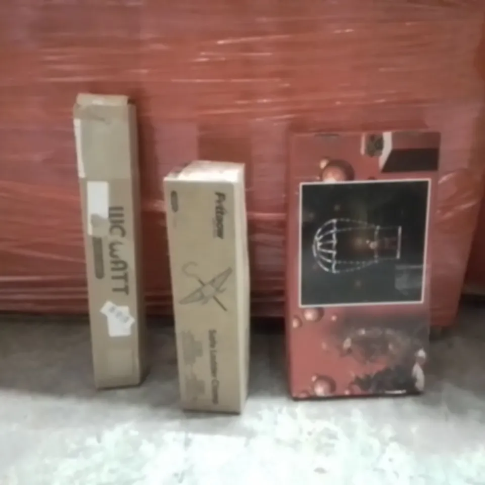 PALLET OF ASSORTED HOUSEHOLD GOODS AND PRODUCTS TO INCLUDE;SAFE LADDER CLAMP,CEILING LIGHT,LED SANTA CLAUS 
