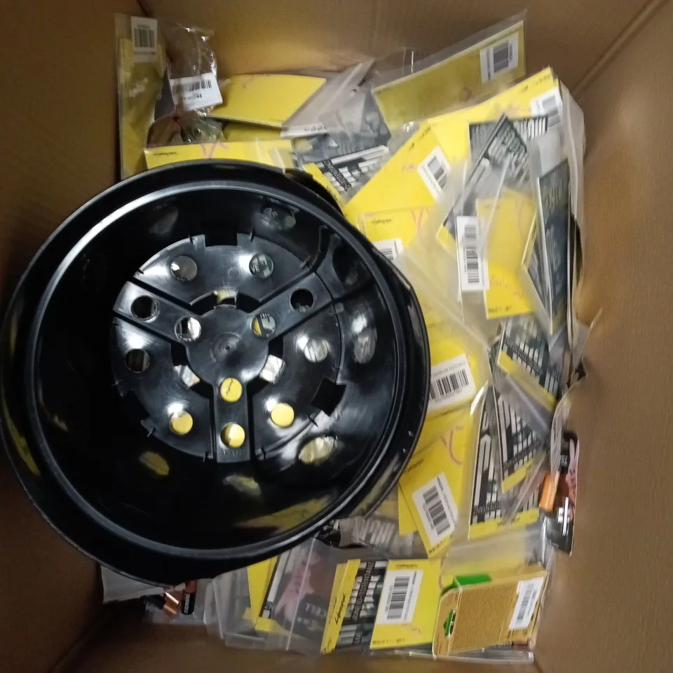 APPROXIAMTELY 20 ASSORTED HOUSEHOLD PRODUCTS TO INCLUDE POSTCARDS, BATTERIES, POWER CABLE ETC 