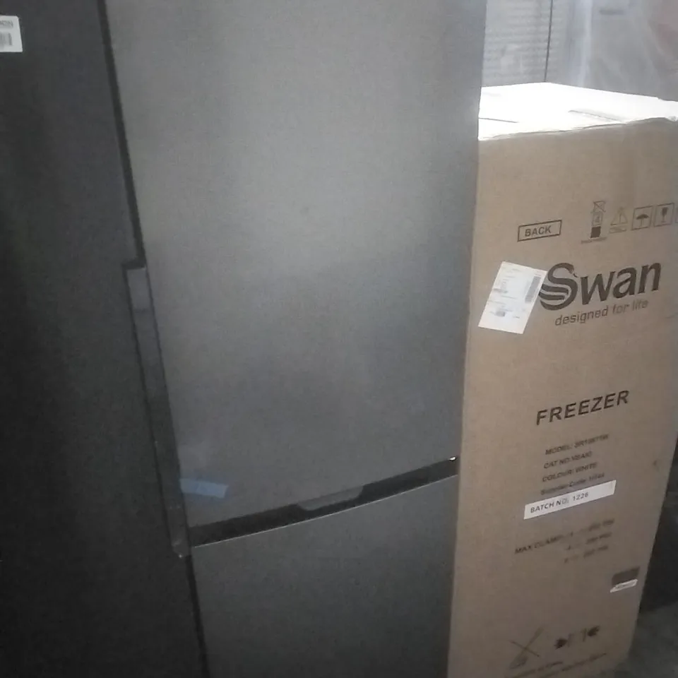 SWAN
SR156120I 55CM WIDE, TOTAL NO FROST, 50/50 SPLIT FRIDGE FREEZER - INOX