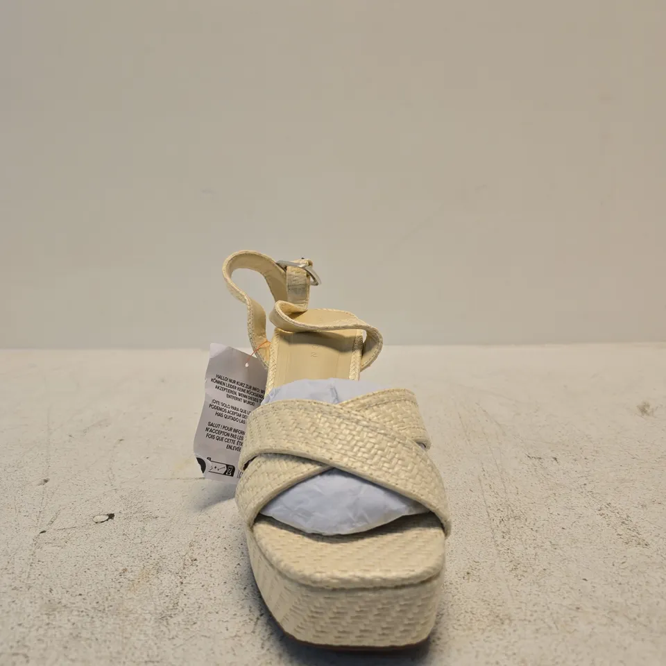 ASOS DESIGN HENLEY PLATFORM SANDALS – WHITE RAFFIA, UK5