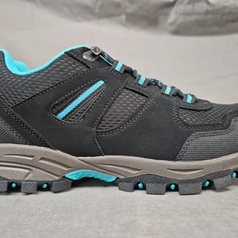 PAIR OF MOUNTAIN WAREHOUSE SHOES IN BLACK/CYAN UK SIZE 7