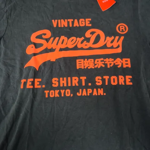 SUPERDRY CREW NECK T-SHIRT IN DARK GREEN/ORANGE SIZE LARGE