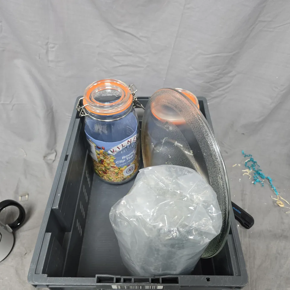 JOB LOT OF APPROXIMATELY 6 GLASS ITEMS TO INCLUDE: SMALL BOTTLE VASE AND MUG