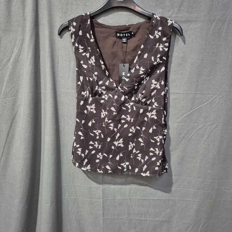 APROXIMATLY 25 ITEMS WOMANS LEGGINGS TOPS JUMPER