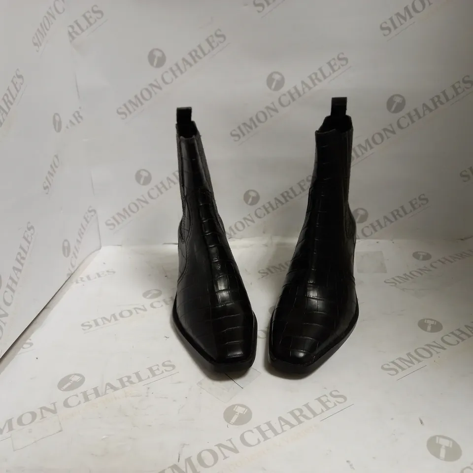 URBAN OUTFITTERS SIZE 38 BLACK CROC  PRINT BOOTS 