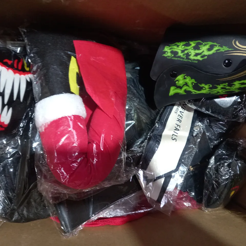 BOX OF APPROXIMATELY 10 ASSORTED TOYS AND GAMES TO INCLUDE FANCY DRESS COWBOY HAT, SPEDSTER FOOTBALL, DESIGNER LIGHT UP COMET BALL, ETC