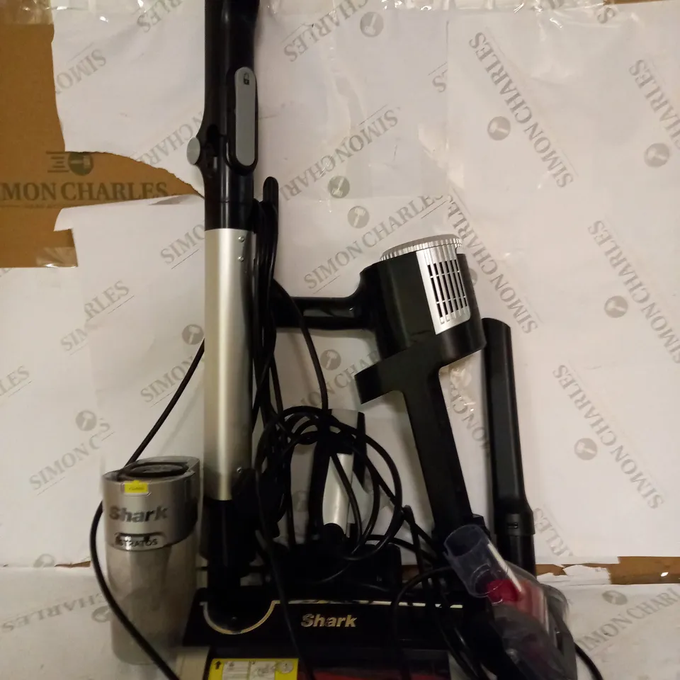 BOXED SHARK STRATOS ANTI HAIR WRAP PET PRO VACUUM CLEANER