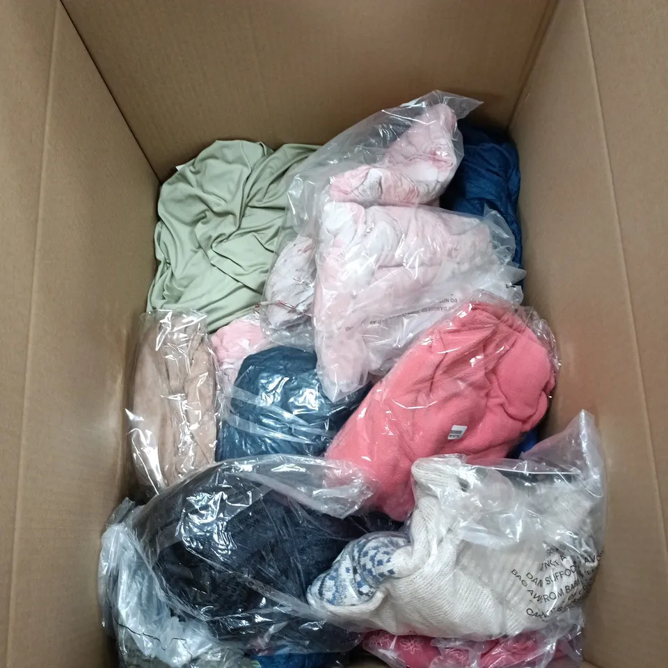 BOX OF APPROXIMATELY 25 ASSORTED CLOTHING ITEMS TO INCLUDE REGATTA ETC