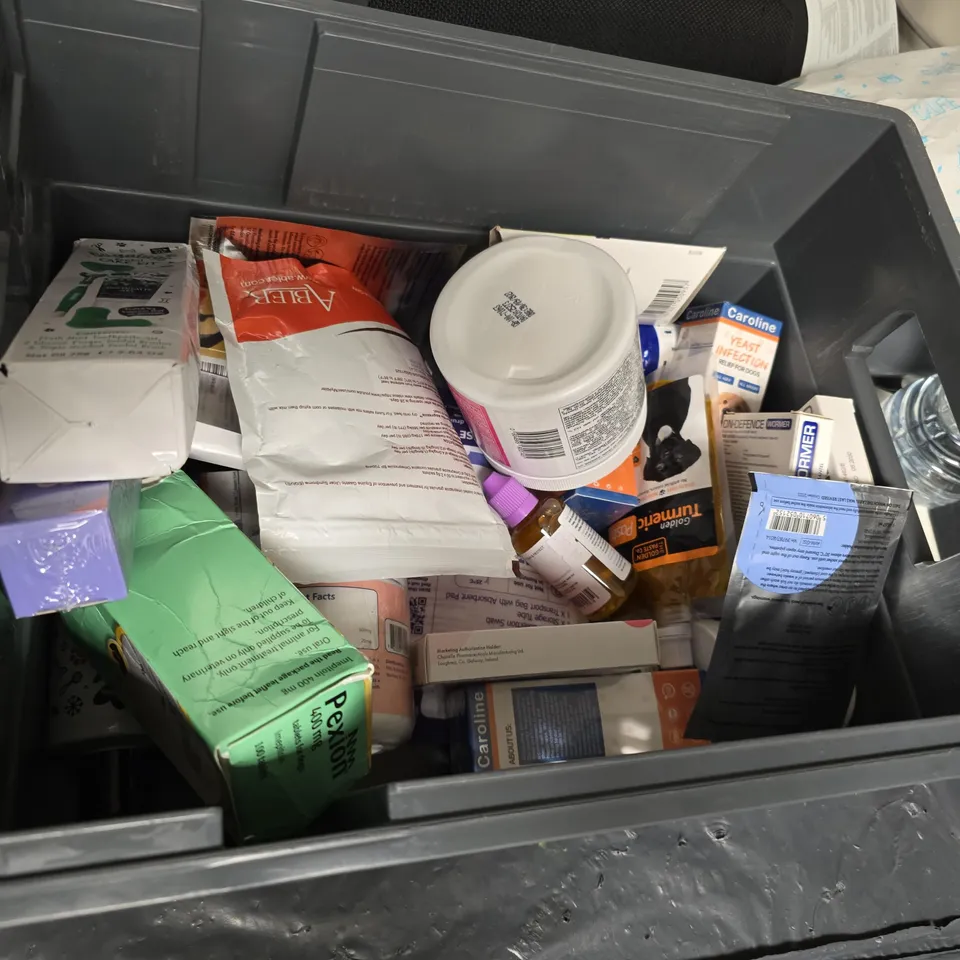 LARGE QUANTITY OF ASSORTED PET MEDICINES AND SUPPLIES