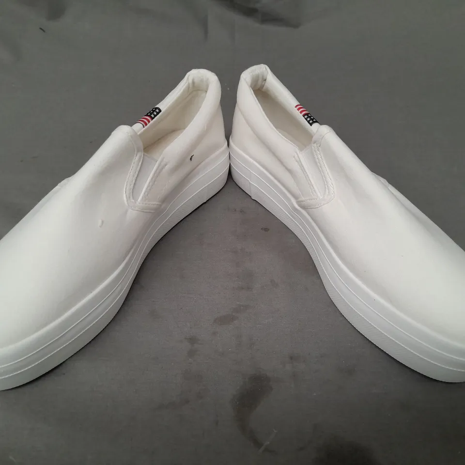 BOXED PAIR OF FASHION CANVAS SLIP-ON SHOES IN WHITE EU SIZE 40