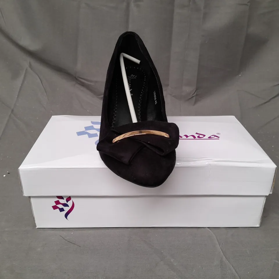 BOX OF APPROXIMATELY 18 PAIRS OF LAVANDA U6866 HEELED SLIP-ON SHOES IN BLACK W. ROSE GOLD EFFECT DETAIL - VARIOUS SIZES