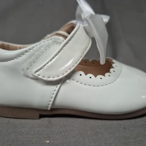 BOXED PAIR OF SIRRI INFANT'S SHOES IN WHITE W. BOW DETAIL EU SIZE 21