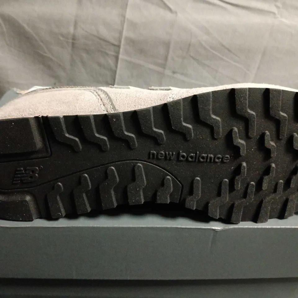 BOXED PAIR OF NEW BALANCE 574 TRAINERS – UK SIZE 8